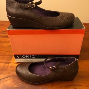 Vionic Amelia brown wedge NIB